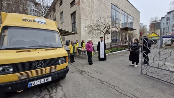 Великдень у кожну хату: «Жовтий фартух» передав святкові набори потребуючим тернополянам