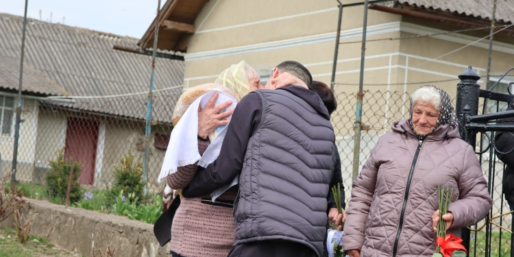 Повернувся з пекла: у селі Рукомиш на Бучаччині зустріли звільненого з полону Миколу Кошелю