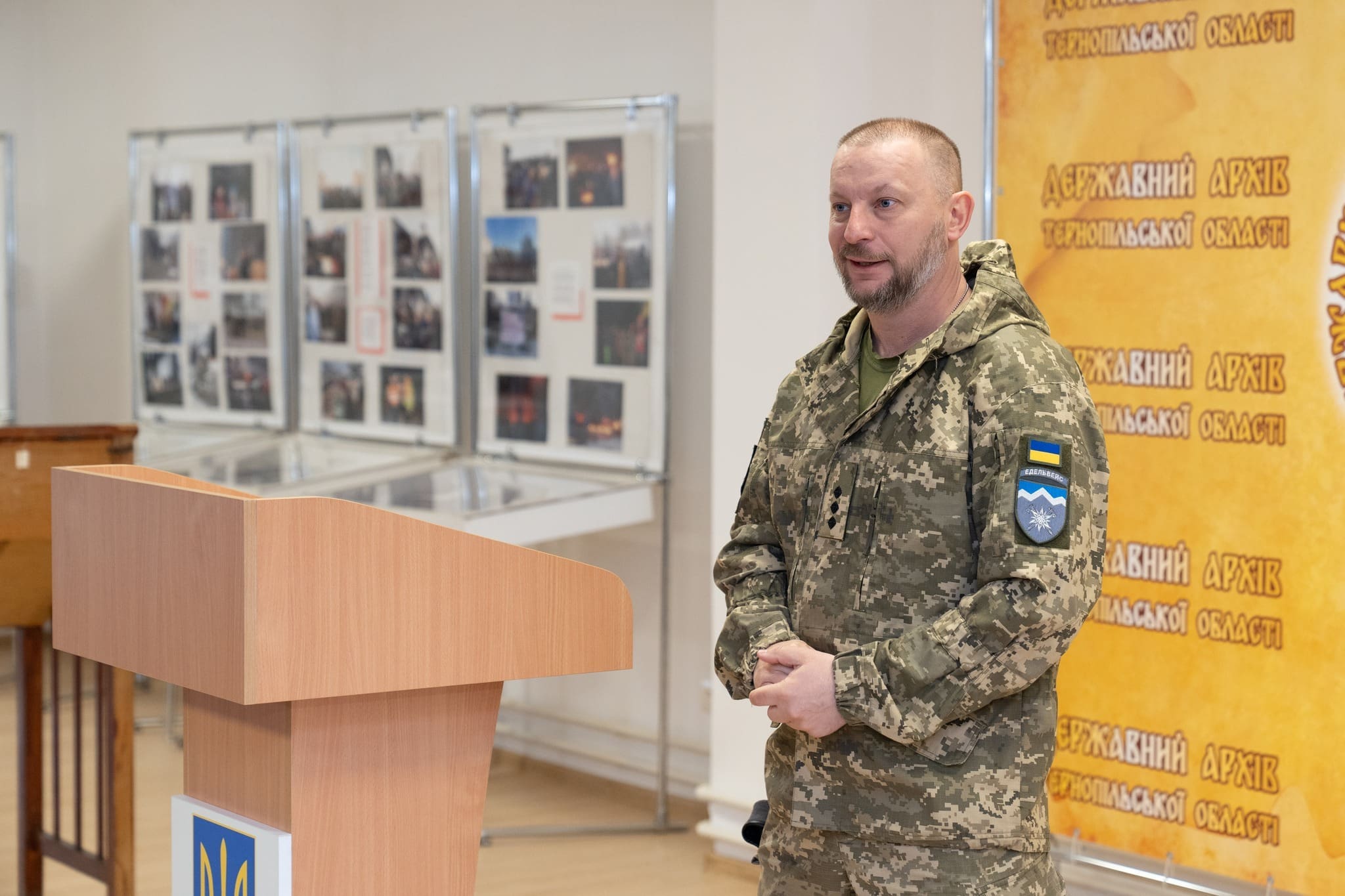 «Душу – Богу, життя – Україні, честь – собі»: у Тернополі відкрили виставку пам’яті Олега Барни