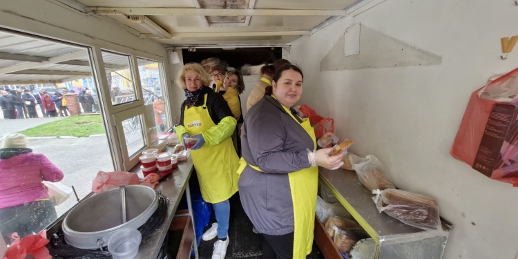 Великдень у кожну хату: «Жовтий фартух» передав святкові набори потребуючим тернополянам