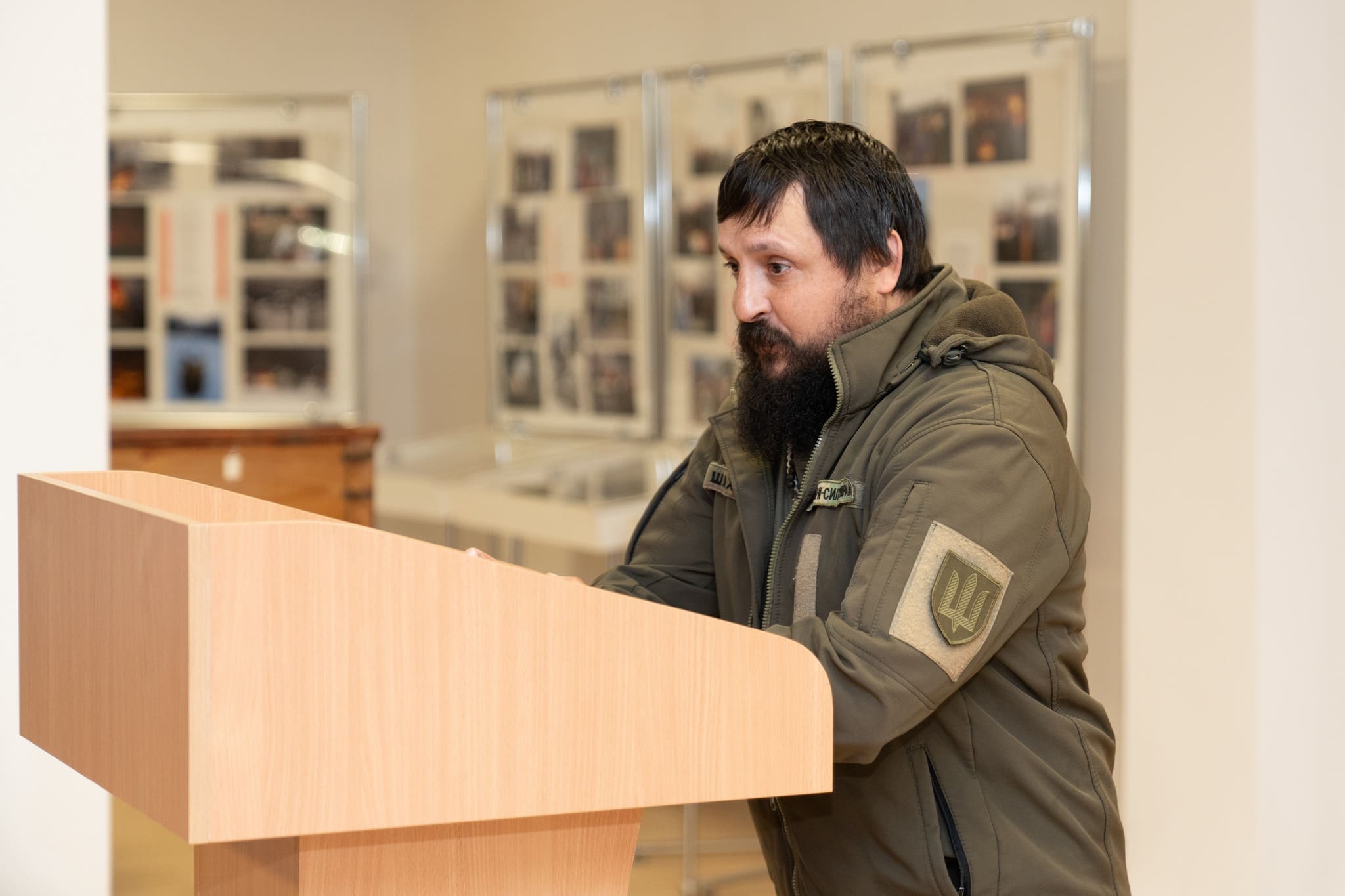 «Душу – Богу, життя – Україні, честь – собі»: у Тернополі відкрили виставку пам’яті Олега Барни