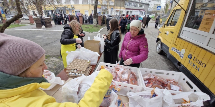 Великдень у кожну хату: «Жовтий фартух» передав святкові набори потребуючим тернополянам