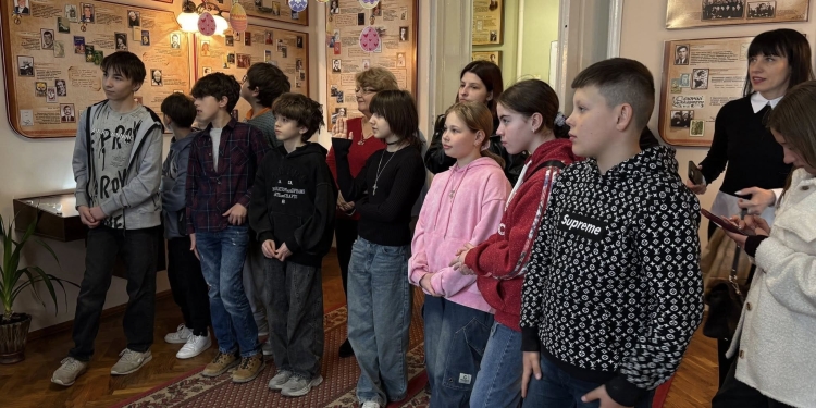 Барви серця на полотні: Ірина Кошелінська презентувала вишитий літопис Тернополя