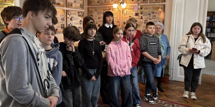 Барви серця на полотні: Ірина Кошелінська презентувала вишитий літопис Тернополя