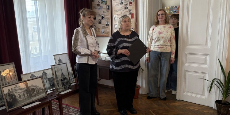 Барви серця на полотні: Ірина Кошелінська презентувала вишитий літопис Тернополя