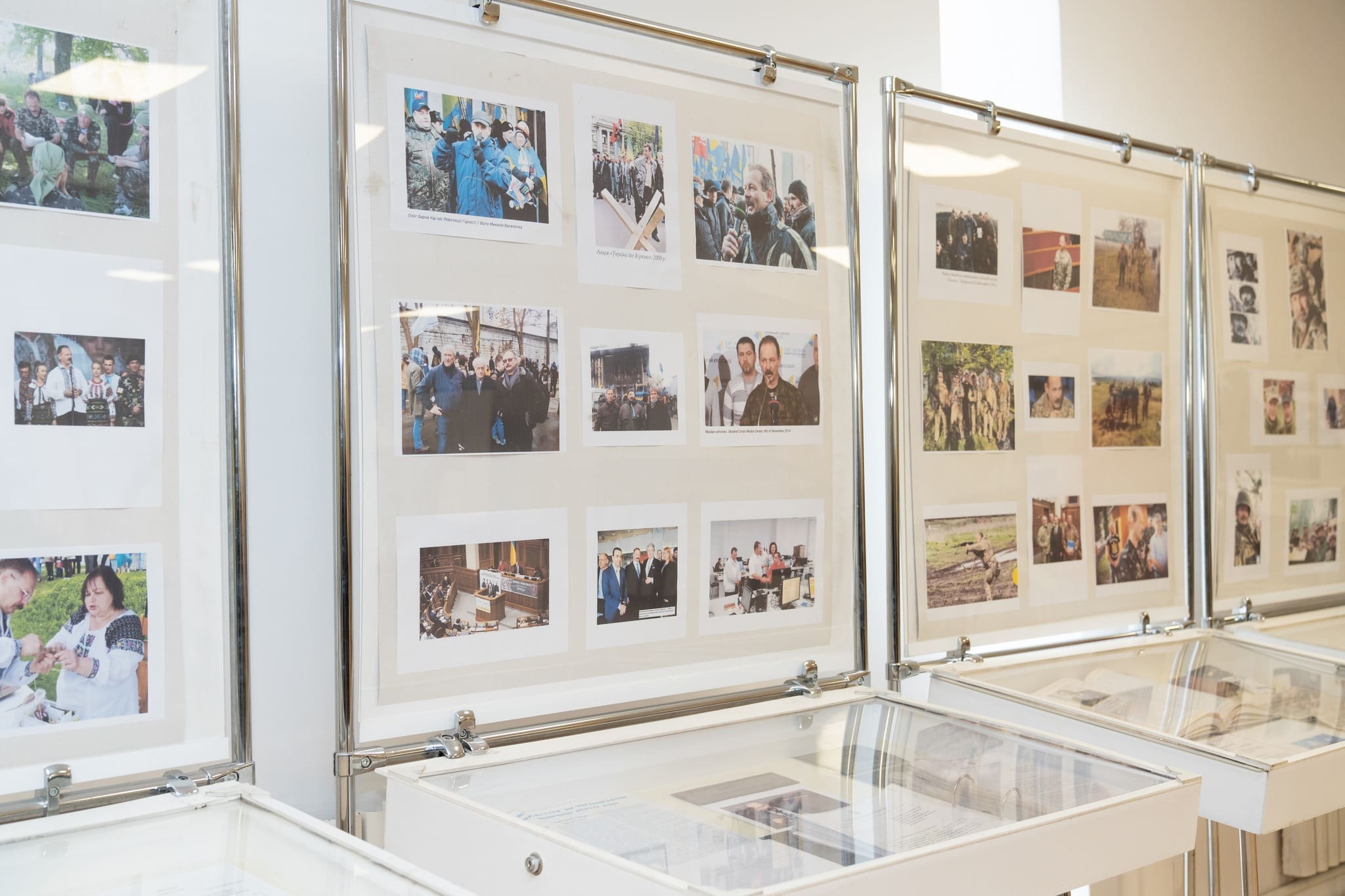 «Душу – Богу, життя – Україні, честь – собі»: у Тернополі відкрили виставку пам’яті Олега Барни