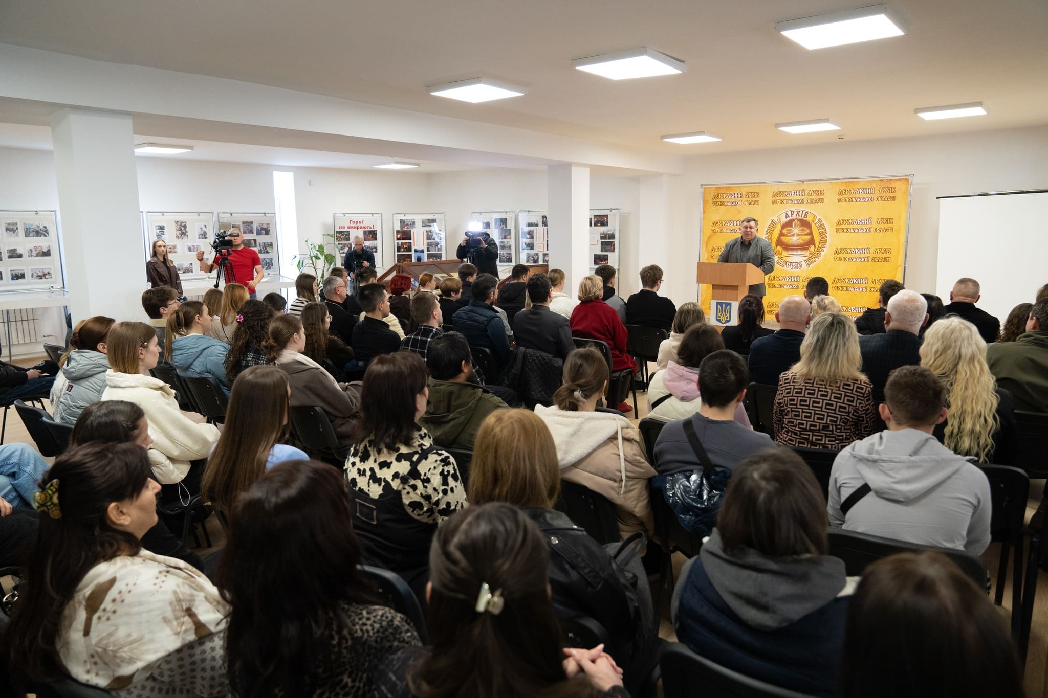 «Душу – Богу, життя – Україні, честь – собі»: у Тернополі відкрили виставку пам’яті Олега Барни