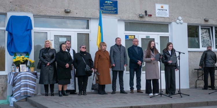 У Тернополі відкрили пам’ятну дошку морпіху Арсену Козубу
