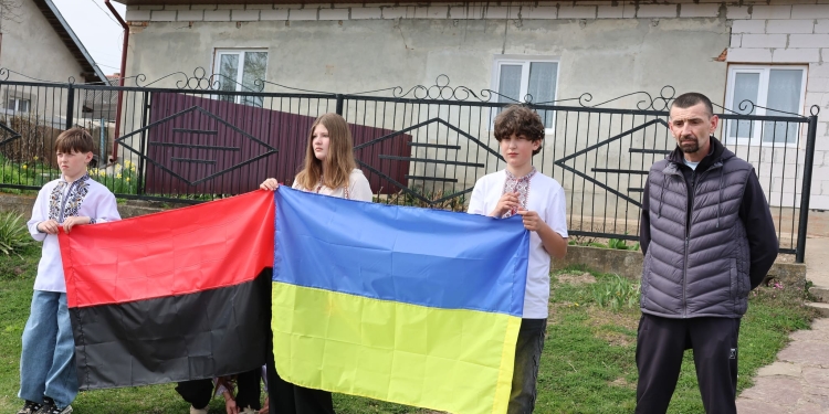 Повернувся з пекла: у селі Рукомиш на Бучаччині зустріли звільненого з полону Миколу Кошелю