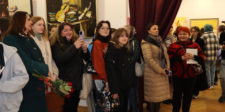 Краса, що рятує життя: у Тернополі стартував благодійний продаж картин Андрія Цупа