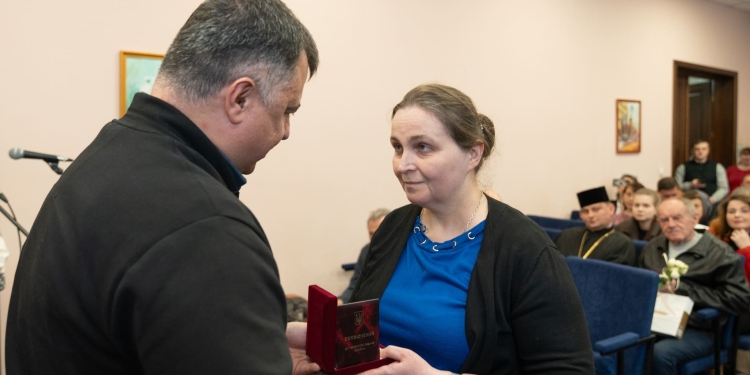 Низький уклін берегиням: 21 жителька Кременеччини отримала звання «Мати-героїня»