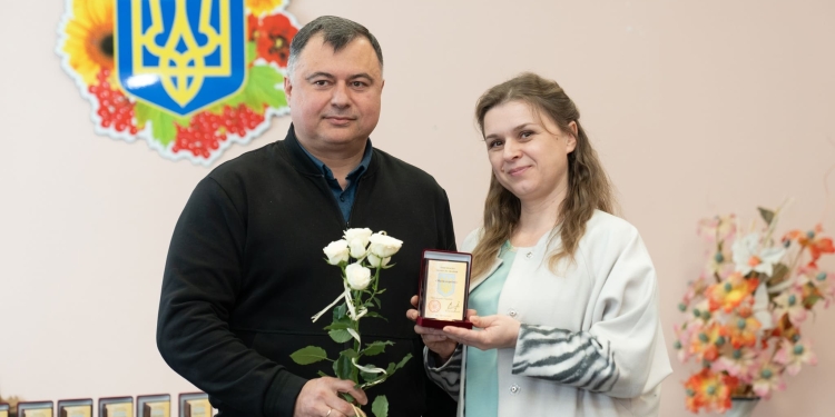 Низький уклін берегиням: 21 жителька Кременеччини отримала звання «Мати-героїня»