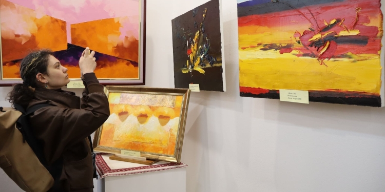 Краса, що рятує життя: у Тернополі стартував благодійний продаж картин Андрія Цупа