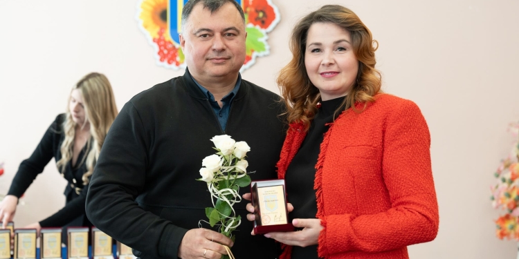 Низький уклін берегиням: 21 жителька Кременеччини отримала звання «Мати-героїня»