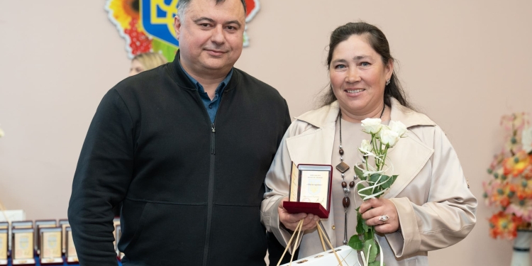 Низький уклін берегиням: 21 жителька Кременеччини отримала звання «Мати-героїня»