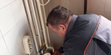 У пошкодженій ракетним ударом багатоповерхівці в Тернополі відновлюють газ