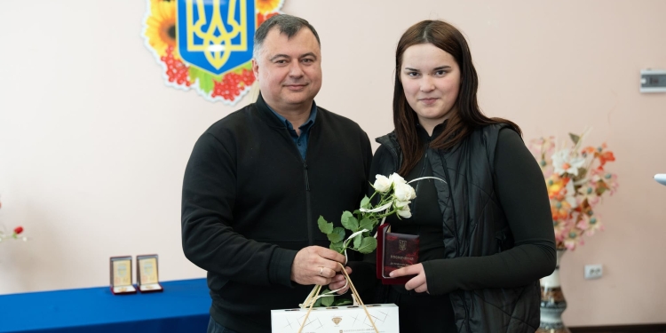 Низький уклін берегиням: 21 жителька Кременеччини отримала звання «Мати-героїня»