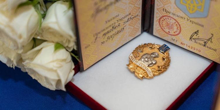 Низький уклін берегиням: 21 жителька Кременеччини отримала звання «Мати-героїня»