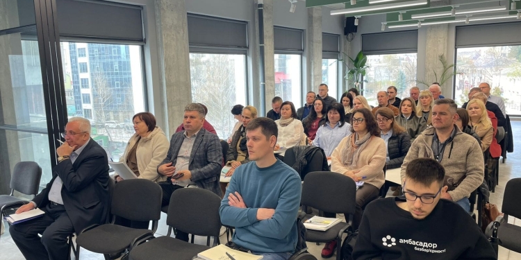У Тернополі держслужбовців навчали безбар’єрній комунікації: тренінг від Ощадбанку