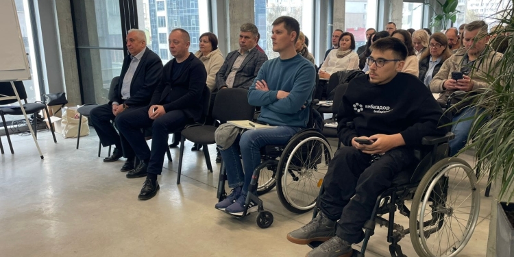 У Тернополі держслужбовців навчали безбар’єрній комунікації: тренінг від Ощадбанку
