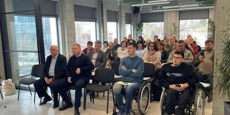 У Тернополі держслужбовців навчали безбар’єрній комунікації: тренінг від Ощадбанку