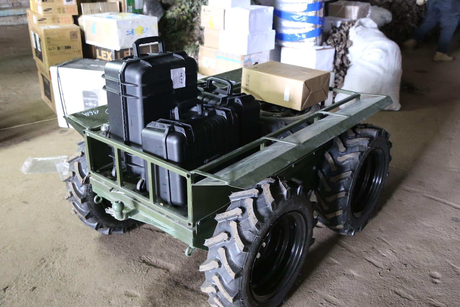 Мер Тернополя Сергій Надал на фронті передав воїнам 105-ої бригади автомобіль, квадрокоптери та іншу техніку