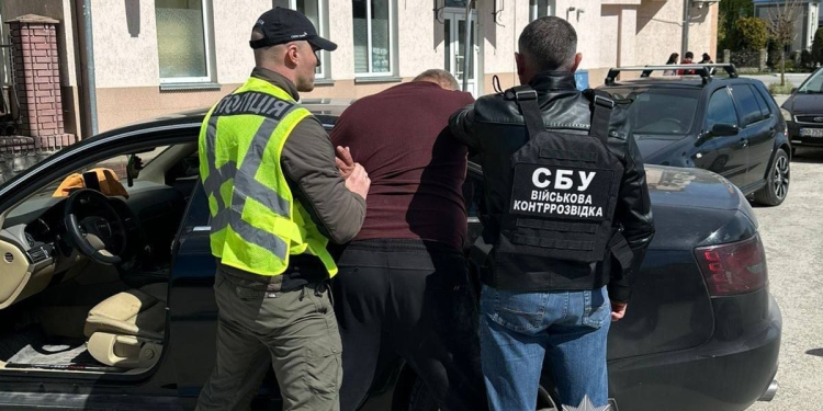 На Тернопільщині викрили схему переправлення чоловіків за кордон: організатора затримали з грошима