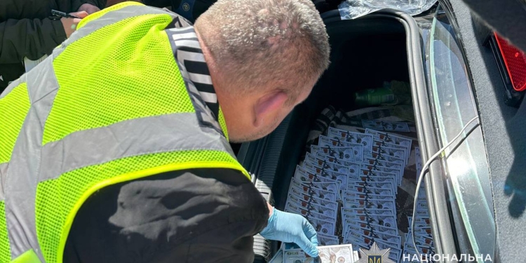 На Тернопільщині викрили схему переправлення чоловіків за кордон: організатора затримали з грошима