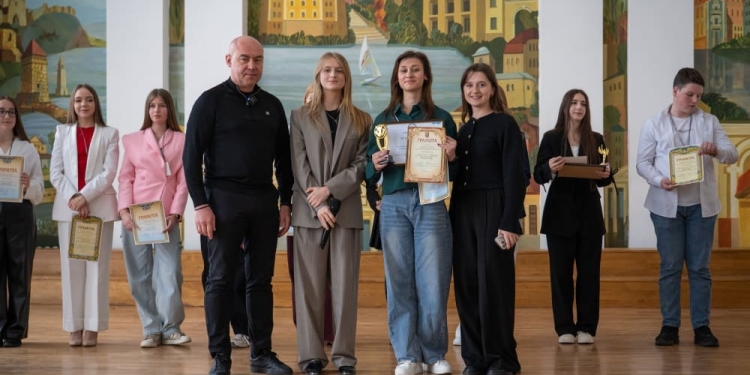 Майбутнє України: у Тернополі обрали «Учня року – 2026» та вручили іменні премії
