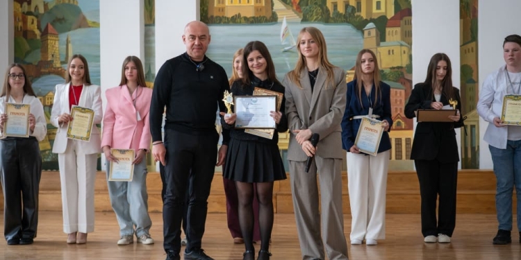 Майбутнє України: у Тернополі обрали «Учня року – 2026» та вручили іменні премії