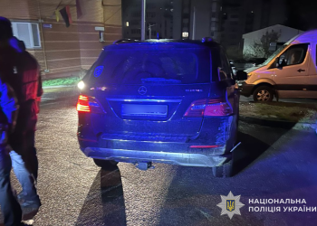 У Тернополі водій Mercedes намагався знищити наркотики при патрульних