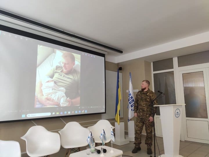 Легендарний «Вогонь» у Тернополі: Герой України Владислав Стоцький зустрівся з майбутніми вчителями