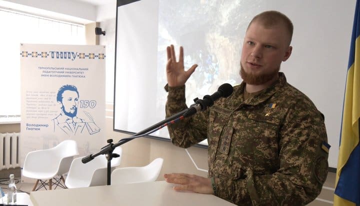 Легендарний «Вогонь» у Тернополі: Герой України Владислав Стоцький зустрівся з майбутніми вчителями