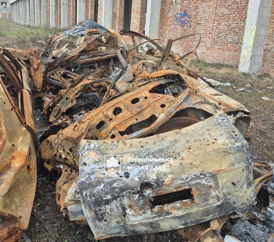 Тернополян просять прибрати знищені росіянами автівки