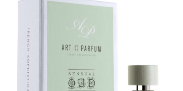 Ви коли-небудь замислювалися, чому одні парфуми зникають за годину, а інші «живуть» на шкірі до вечора, залишаючи неймовірно привабливий слід? Секрет часто криється не в кількості «пшиків», а в наявності мускусу в базі. Цей продукт – справжній «сірий кардинал» парфумерії. Він рідко грає головну роль з перших секунд, але саме він тримає на собі всю конструкцію аромату. До речі. ми знаємо, де проходить крутий розпродаж складу парфумерії (https://optparfum.com.ua/ua/g130379297-rasprodazha): завітайте, аби урвати люксовий мускусний бестселер за кращою ціною. Що таке мускус і навіщо він парфумеру? Історично мускус був продуктом тваринного походження, який цінувався на вагу золота через здатність фіксувати летючі речовини. Сьогодні у 99% випадків використовують синтетичні аналоги, «білі мускуси». Вони етичні та мають дивовижну властивість пахнути чистотою, теплою шкірою або свіжою білизною. Головна технічна функція продукту – це фіксація. Композиція складається з молекул різної ваги. Цитрусові ноти дуже легкі й випаровуються миттєво. Мускусні молекули важкі. Вони працюють як «якір»: сплітаючись із легкими компонентами, мускус уповільнює їхнє випаровування. Завдяки йому ви відчуваєте відлуння ранкової свіжості навіть під час вечері. Вплив на стійкість, шлейф та дифузність Стійкість – це тривалість життя аромату на вашому тілі. Мускус є ідеальним фіксатором через свою низьку летючість. Коли спирт випаровується, починається танець нот, де мускус поступово прогрівається теплом тіла й утримує інші компоненти. Важливо розуміти, що аромат мускусу сам по собі може бути майже невідчутним через явище аносмії (коли рецептори не фіксують занадто великі молекули). Проте ми чітко відчуваємо його присутність через «об’єм». Без нього навіть найдорожчий парфум здавався б пласким і швидкоплинним. Він додає щільності, роблячи композицію стійкою до вітру чи вологості. Шлейф (сіяж) – це здатність запаху відчуватися на відстані. Мускус тут працює як «підсвічування»: у поєднанні з ним квіти пахнуть яскравіше, а деревні ноти стають м’якшими. Мускус не «кричить», але він дуже дифузний, тобто легко поширюється у повітрі. Саме мускусна база відповідає за той самий «хвіст», який змушує озиратися вам услід. Він робить парфум живим: аромат починає пульсувати, то затихаючи, то знову проявляючись при кожному вашому русі. Поради щодо вибору В інтернет-магазині парфумерії optparfum.com.ua підказують: якщо для вас важлива стійкість, шукайте мускус у піраміді базових нот. Пам’ятайте: ● Мускус любить тепло. Наносьте парфум на точки пульсу (зап’ястя, шия). Тепло допомагає важким молекулам «розкритися». ● Хімія шкіри. На кожній людині мускус звучить інакше: на одній це ідеальна свіжість, на іншій надмірна солодкість. Завжди тестуйте аромат на собі. Підсумовуючи: мускус – це душа парфуму. Він не просто додає годин звучанню, він дарує аромату характер і перетворює його на історію, яка триває весь день. Вибираючи мускусну базу, ви інвестуєте у свій впевнений шлейф