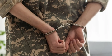 переховувався від служби та вчинив грабіж