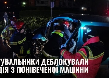 Рятувальники деблокували потерпілого з понівеченого авто в Тернополі після аварії
