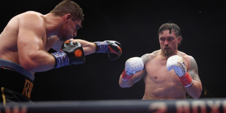 Усик нокаутував Верховена і став абсолютним чемпіоном світу з боксу
