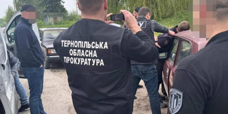 1200 долaрів зa «невідкриття» спрaви: нa Тернопільщині викрито оперaтивникa поліції