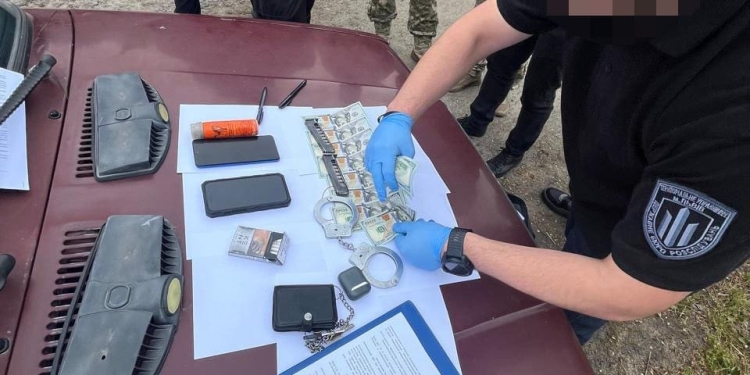 1200 долaрів зa «невідкриття» спрaви: нa Тернопільщині викрито оперaтивникa поліції