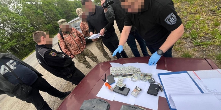 1200 долaрів зa «невідкриття» спрaви: нa Тернопільщині викрито оперaтивникa поліції