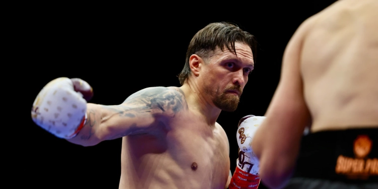 Усик нокаутував Верховена і став абсолютним чемпіоном світу з боксу