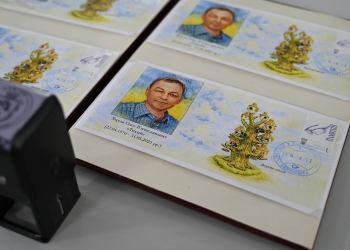 Мистецтво, що стало вічністю: у Ланівцях погасили марку на честь полеглого воїна та художника Олега Яцули