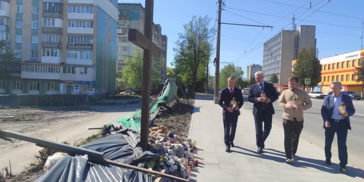 Польська делегація вшанувала пам’ять загиблих тернополян після ракетного удару