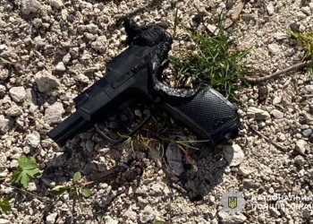 стріляв у неповнолітнього з пневматичного пістолета