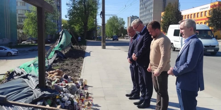Польська делегація вшанувала пам’ять загиблих тернополян після ракетного удару