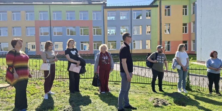 Учні Великоглибочецького ліцею заклали оновлений фруктовий сад
