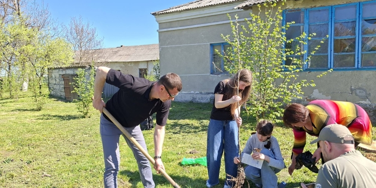 Учні Великоглибочецького ліцею заклали оновлений фруктовий сад