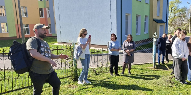 Учні Великоглибочецького ліцею заклали оновлений фруктовий сад