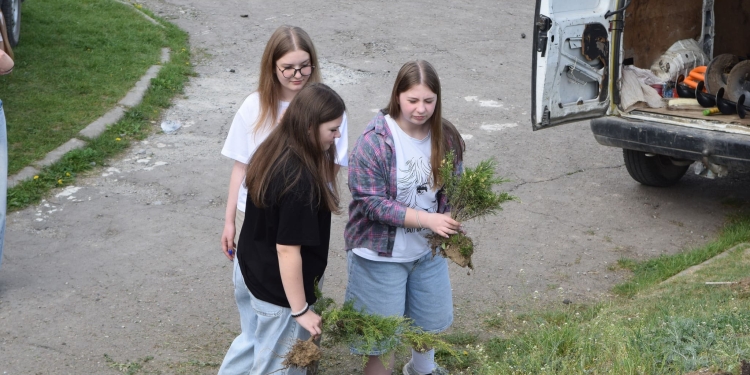 У Чортківському ліцеї №5 заклали Сад пам’яті полеглого Героя